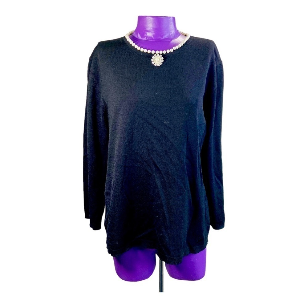 Apostrophe black pearl neckline center brooch blouse
